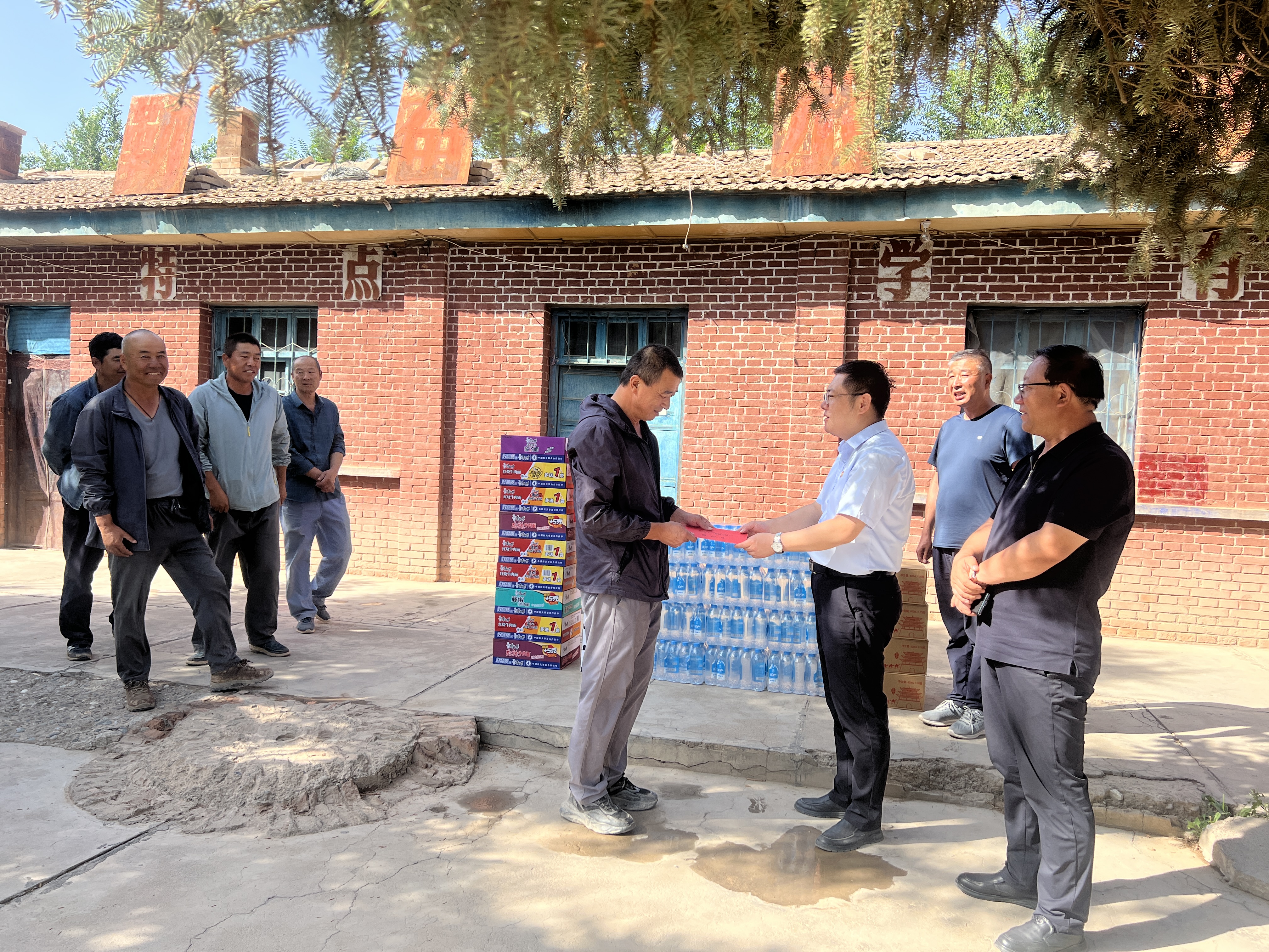 敦煌種業(yè)開展“夏送清涼”慰問活動